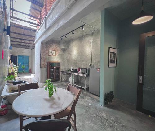 eine Küche mit Tisch und Stühlen in einem Zimmer in der Unterkunft LEJU 79 樂居 A Heritage Getaway in the Heart of Melaka in Malakka