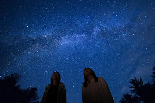 two nuns looking up at the starry sky at Yatsugatake Kogen Lodge in Minamimaki