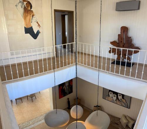 una habitación con tres luces colgando del techo en villa Bidouane, en Marrakech