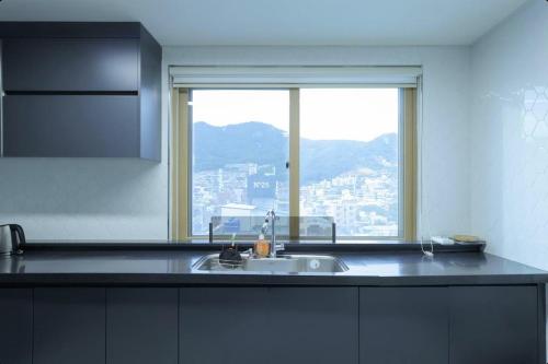 Køkken eller tekøkken på Yeosu Hotel Zava