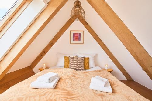 a bedroom with a bed in a attic at Das Wewelsflether Bäckerhaus - 250qm für 12 Gäste in Wewelsfleth