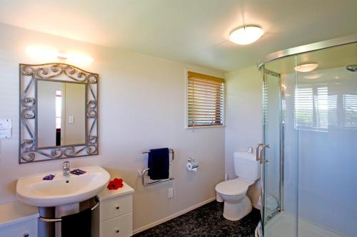 A bathroom at Waiheke Island Tawa Lodge - Adults Only