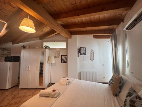 MCH P ROMANA 4 stops from Duomo quiet studio with private small balcony