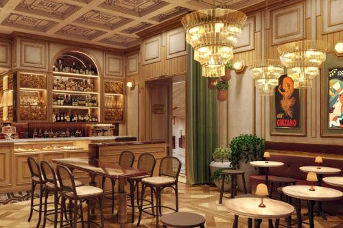 un restaurante con mesas y sillas y un bar en The Landmark Nicosia, Autograph Collection, en Nicosia