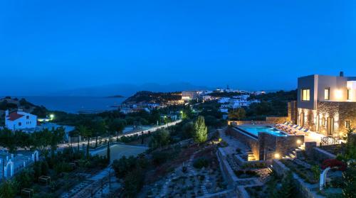 ein Blick auf eine Stadt bei Nacht in der Unterkunft Ferienhaus mit Privatpool für 8 Personen ca 180 m in Agios Nikolaos, Kreta Ost-Kreta in Agios Nikolaos