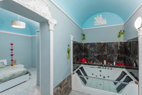 ein Badezimmer mit Badewanne und Bett in der Unterkunft Sp Luxury Room - Catania in Cannizzaro