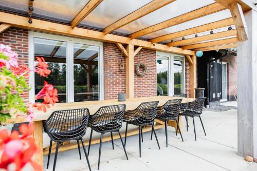 Imagen de la galería de Villa Crème de la Kremmer met Hottub & Sauna | 8 personen, en Gasselte