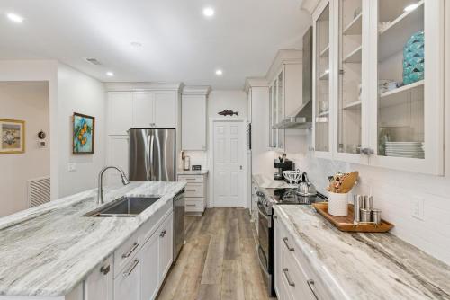 Η κουζίνα ή μικρή κουζίνα στο Simone Tranquilla - 2010 Bruce Drive