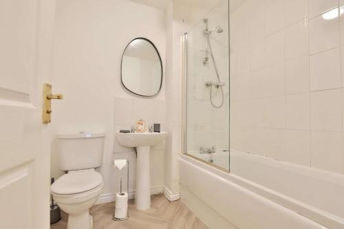 Koupelna v ubytování Littlebrooke House, Bolton, Free Parking, by NMB Property