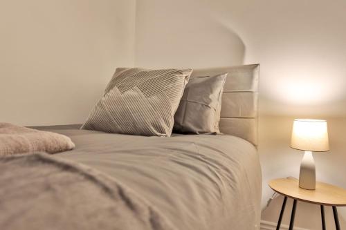 Postel nebo postele na pokoji v ubytování Littlebrooke House, Bolton, Free Parking, by NMB Property