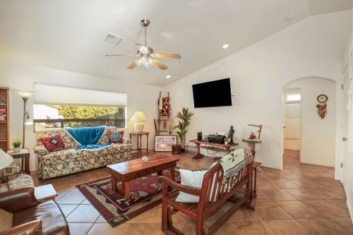 Televiisor ja/või meelelahutuskeskus majutusasutuses Desert Oasis Near Hiking Biking and 4x4 Trails