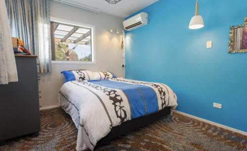 Ένα ή περισσότερα κρεβάτια σε δωμάτιο στο Shire Peak Farm Near Hobbiton Stunning Views