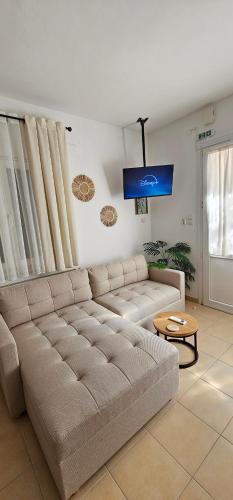 a living room with a couch and a table at Happy Studio in Drama