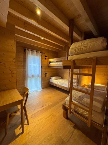 une chambre avec des lits superposés dans une cabane en rondins dans l'établissement Somptueux Chalet 12 personnes - Villaroger, à Villaroger
