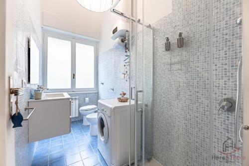 Ένα μπάνιο στο New Modern Apt- Center 10min - Hiper WiFi - A-C