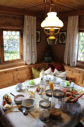 Una mesa con platos de comida encima en Haus Lucas Tschofen, en Gaschurn