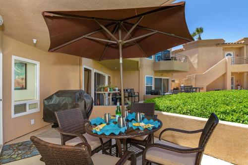 une table et des chaises avec un parasol sur une terrasse dans l'établissement 5N-53 Beach Bliss Ocean Views, à Oceanside