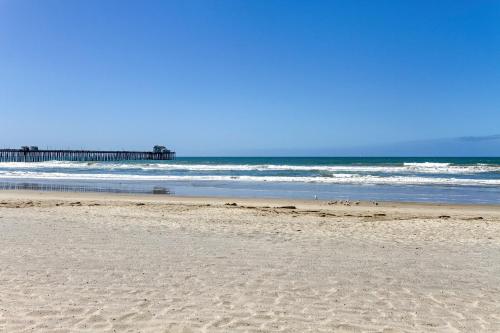 une plage de sable avec une jetée dans l'océan dans l'établissement 5N-53 Beach Bliss Ocean Views, à Oceanside