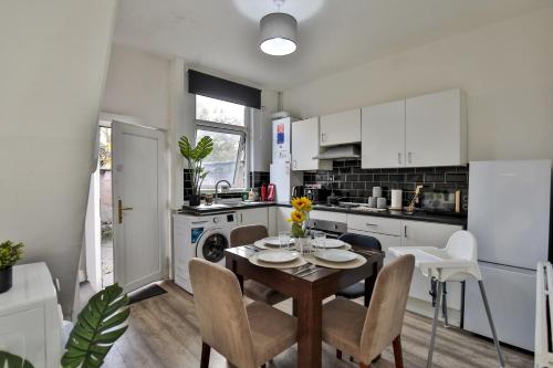 Η κουζίνα ή μικρή κουζίνα στο Athol House, near Old Trafford, Free Parking