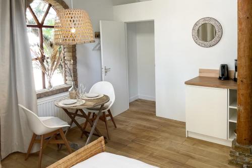 a kitchen and dining room with a table and chairs at Texel Atelier in De Koog