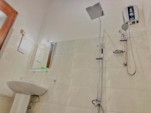 达瓦拉维Blue Bird Udawalawe的浴室配有淋浴和洗手池