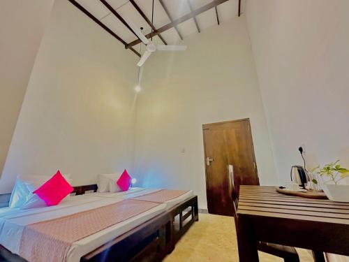 达瓦拉维Blue Bird Udawalawe的一间卧室配有一张床,卧室配有长凳