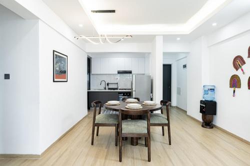 une cuisine et une salle à manger avec une table et des chaises dans l'établissement Marina Bay Apartment in Nairobi one & two Bedroom Westland's Off Rhapta Road with Swimming pool, gym & workspace - Zawi, à Nairobi