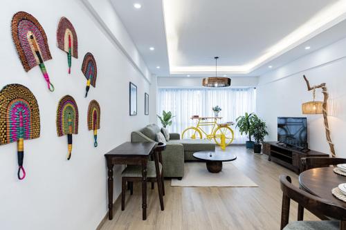 - un salon orné d'œuvres d'art murales dans l'établissement Marina Bay Apartment in Nairobi one & two Bedroom Westland's Off Rhapta Road with Swimming pool, gym & workspace - Zawi, à Nairobi