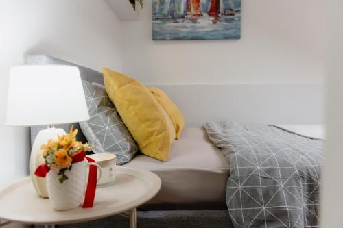 Ένα ή περισσότερα κρεβάτια σε δωμάτιο στο PASSAGE Center