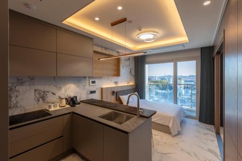 Η κουζίνα ή μικρή κουζίνα στο New CZ Nampo Hotel