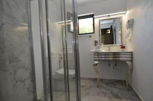 Et badeværelse på Casa 10 Steaguri