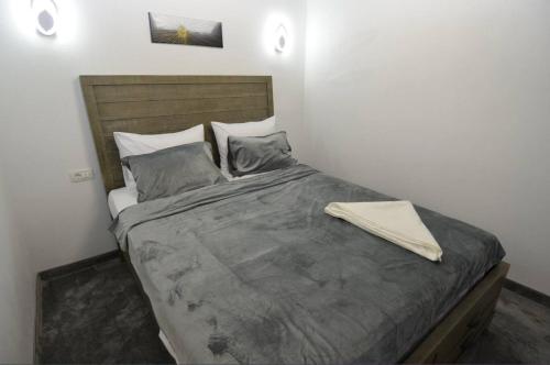 En eller flere senge i et værelse på Casa 10 Steaguri