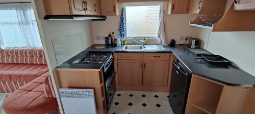 Kuchyň nebo kuchyňský kout v ubytování Beau mobilhome isolé, style anglais de 40m2