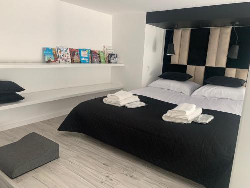 Postel nebo postele na pokoji v ubytování Apartments by Radecka Zarembowicza Wrocław Lotnisko