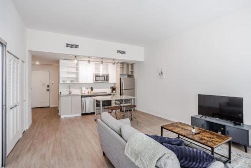 Η κουζίνα ή μικρή κουζίνα στο TWO CozySuites Sky Central Rooftop Pool #26