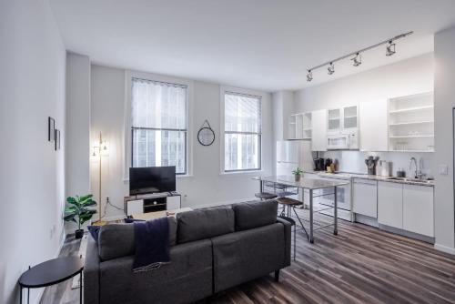 Η κουζίνα ή μικρή κουζίνα στο TWO CozySuites Sky Central Rooftop Pool #27