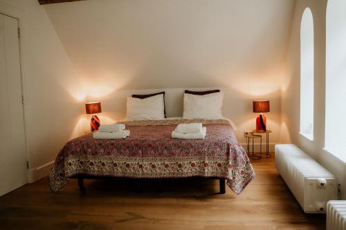 ein Schlafzimmer mit einem Bett mit zwei Handtüchern darauf in der Unterkunft Landgoed Frymerson in Sint Odiliënberg