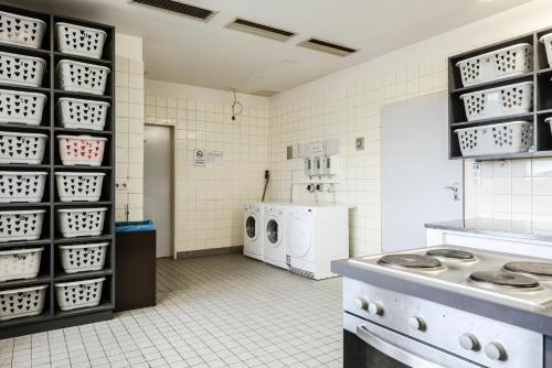 una lavanderia con lavatrice e asciugatrice di Monteurhaus a Hausham