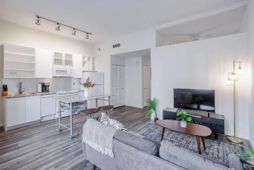 Η κουζίνα ή μικρή κουζίνα στο TWO CozySuites Sky Central Rooftop Pool #28