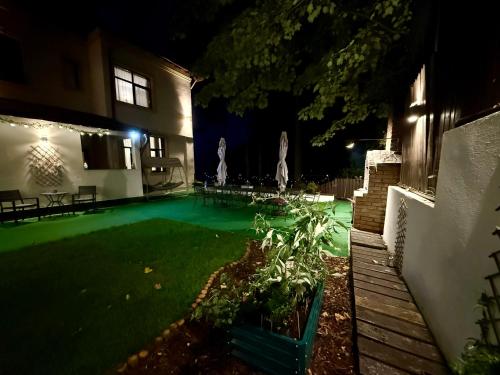 einen Hinterhof mit Pool in der Nacht in der Unterkunft Pension Casa del Sol Predeal in Predeal