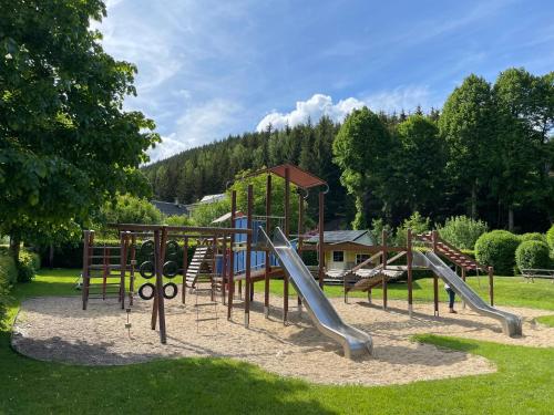 - une aire de jeux dans un parc avec toboggan dans l'établissement Flair-Hotel Waldfrieden, à Meuselbach-Schwarzmühle