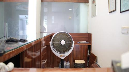 DargaiにあるHotel Comfort Innのカウンターのある部屋の扇風機