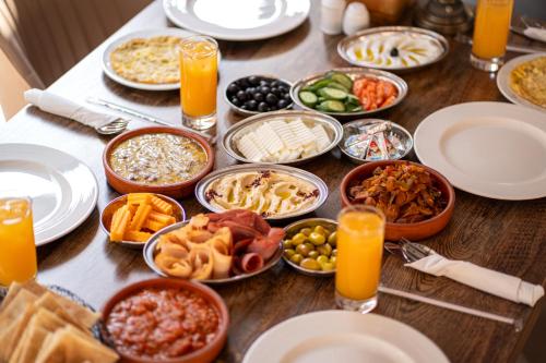 een tafel met borden en kommen met voedsel bij Valley Resort in Wadi Rum