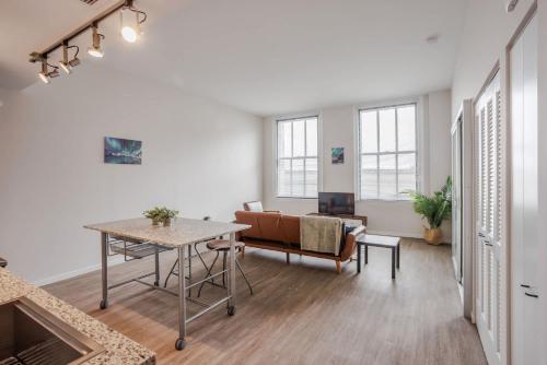 Χώρος καθιστικού στο TWO CozySuites Sky Central Rooftop Pool #30