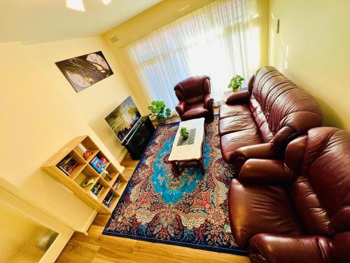 Μια τηλεόραση ή/και κέντρο ψυχαγωγίας στο Spacious and cosy 2BR in Balwyn