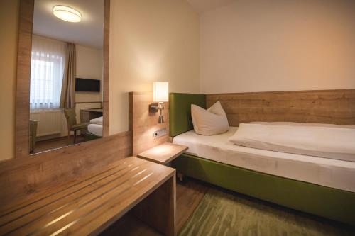 Postel nebo postele na pokoji v ubytování Gasthof - Hotel Zur Post