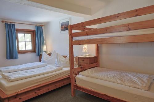 ein Schlafzimmer mit zwei Etagenbetten und einem Fenster in der Unterkunft Ferienwohnung Schaupphof in Donnersbachwald