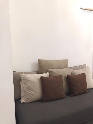 eine Gruppe von Kissen auf der Couch in der Unterkunft Maison 29 in Braşov