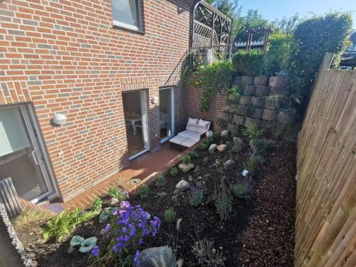 ein Garten vor einem Backsteingebäude in der Unterkunft Ferienwohnung Am Heimathof in Dorsten