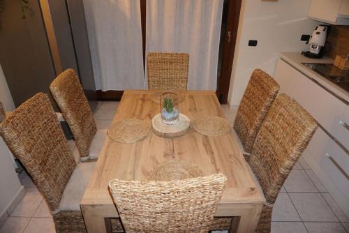 een eettafel met stoelen en een houten tafel bij Dimora Bohém in Cantù